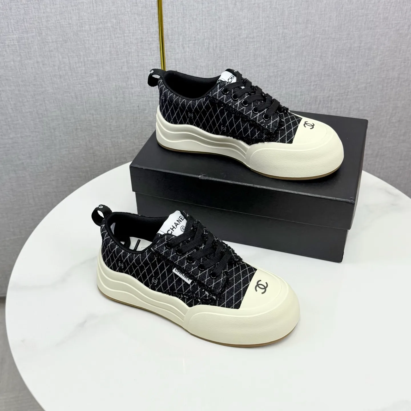 👟👟Ex-factory price 600👟👟Chanel Panda Shoes! 2025 counter's top casual sports shoes, this classic design; the upper is in the style of electric embroidery with various techniques; the outsole is fashionable and sporty; the unusual inclusion of a variety of color matching elements... The diversified mix and match is very good-looking and versatile, and can be used for leisure, fashion, sports, and outdoor... ꫛꫀꪝ Go➫ Materials: ❶Upper made of: original imported first-layer silk cowhide + original version waterproof cloth + original first-layer cowhide ❷Inner lining: Original Yangli+wang ❸ Outsole based on: Original TPU combination outsole Counter boutique packaging complete set for women 35–41